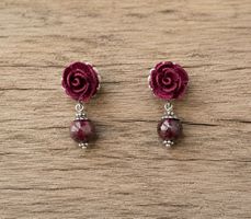 Handgefertigte Ohrringe mit Granat & gehäkelter Rose