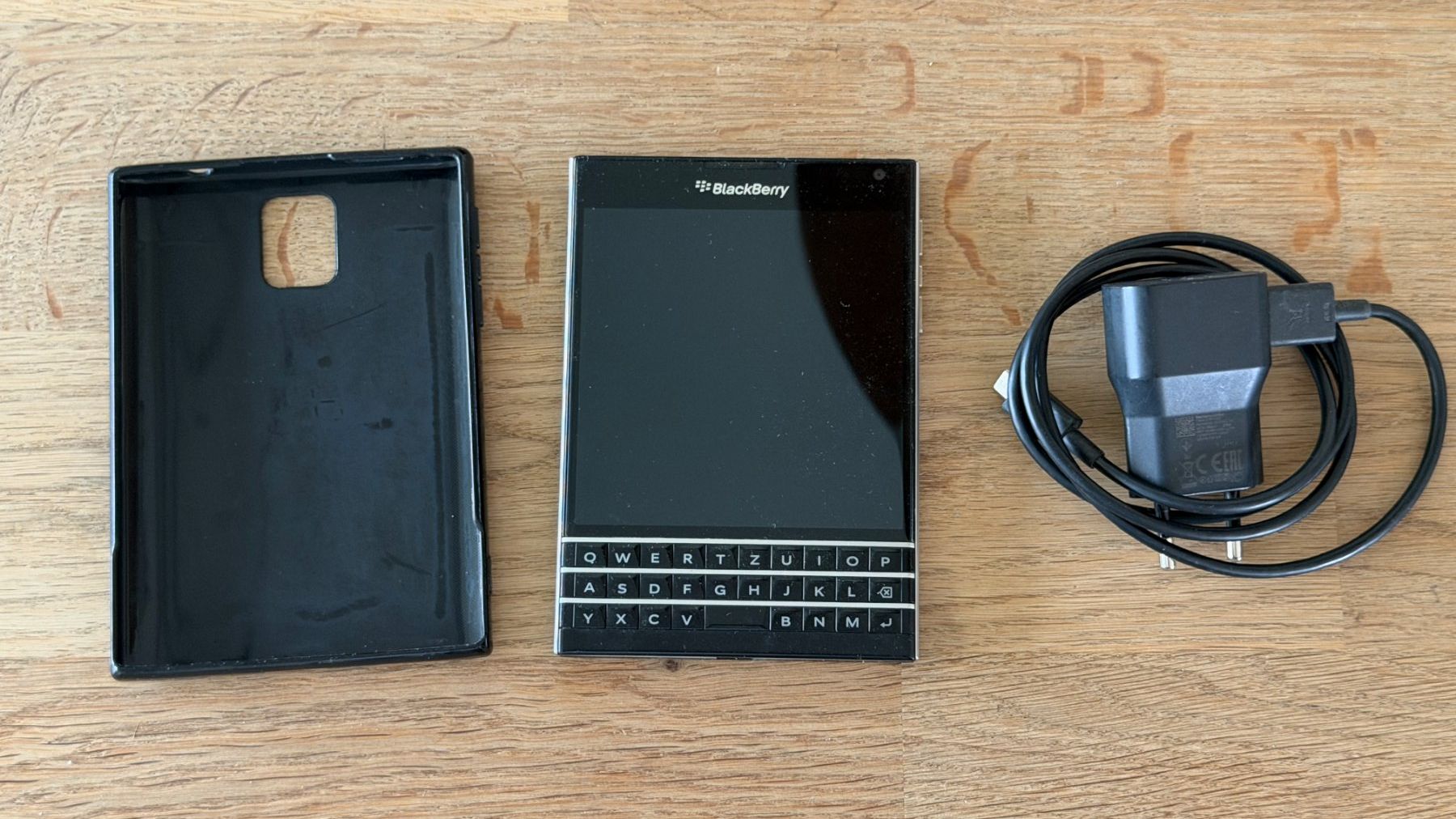 Blackberry Telefoni cellulari / Smartphones: Blackberry Passport mit Ladekabel und Hülle – Usato da Nänikon venduto da marcusg70 7