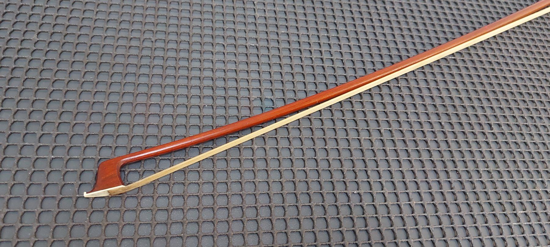 Musikinstrumente: 4/4 Geigenbogen fernambuco Octagonal  75 cm , 58 gr. – Gebraucht aus Glattbrugg von Swissmusik 4
