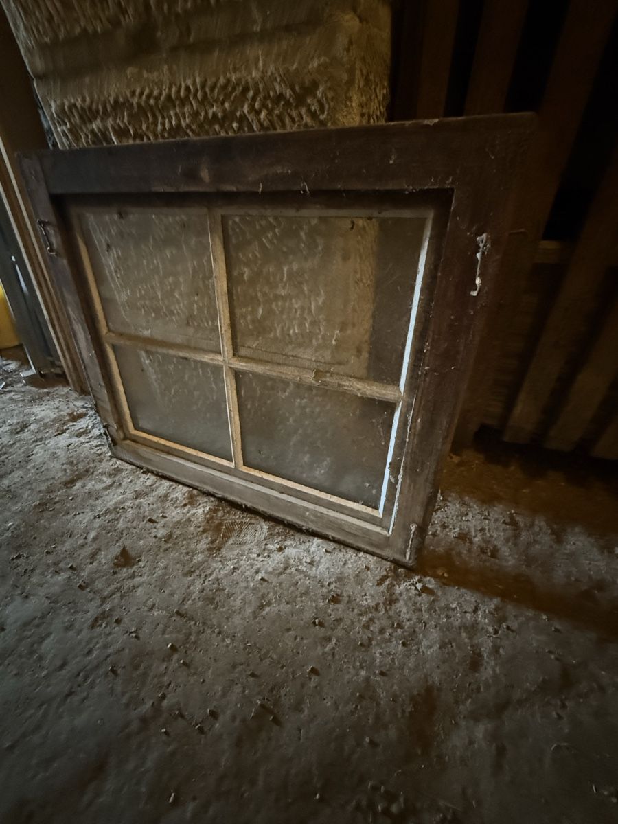 Fenster: Kleines altes Fenster  – Gebraucht aus Langnau i. E. von Acrjl