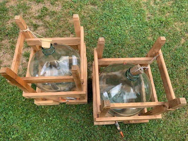 Zubehör: 2 Mostflaschen à 25 Liter - in Gestell / mit Auslass – Gebraucht aus Gundetswil von Egro100 1