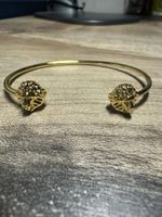 Eleganter goldfarbener Armreif mit Löwenköpfen – Neu