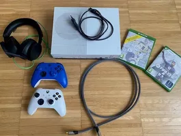 Xbox One S Konsole mit 2 Controller, 1 Kopfhörerund 2 Games!