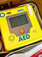 Zoll AED3 Defibrillator Deutsch neuwertig mit Notfalltasche