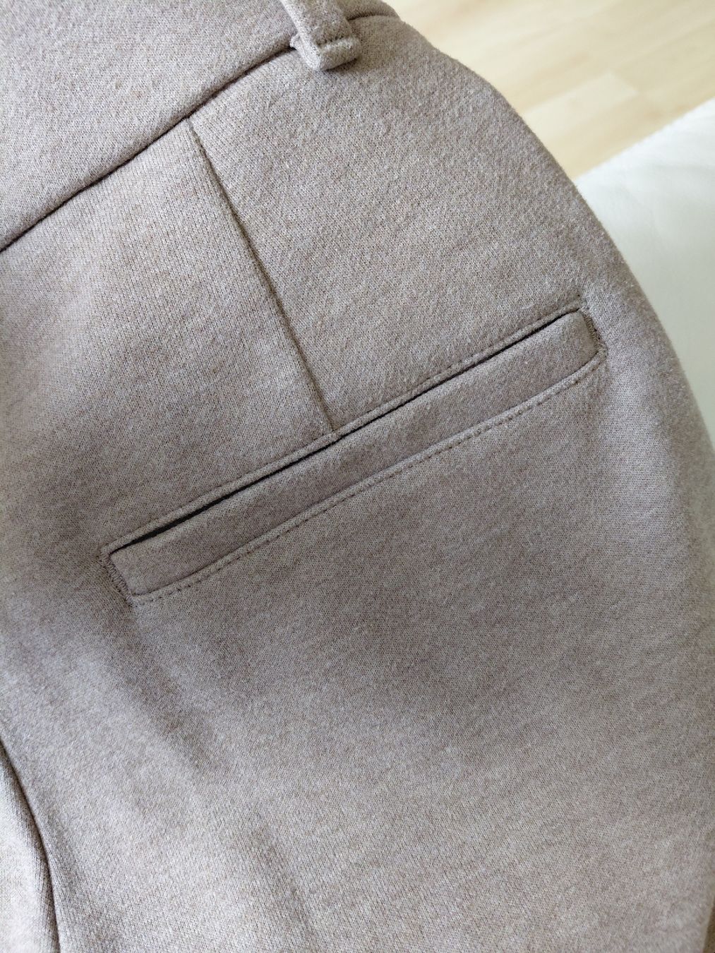 Uniqlo Pantaloni: UNIQLO Beige Trousers  – Usato da Turbenthal venduto da apr_h7z2 5
