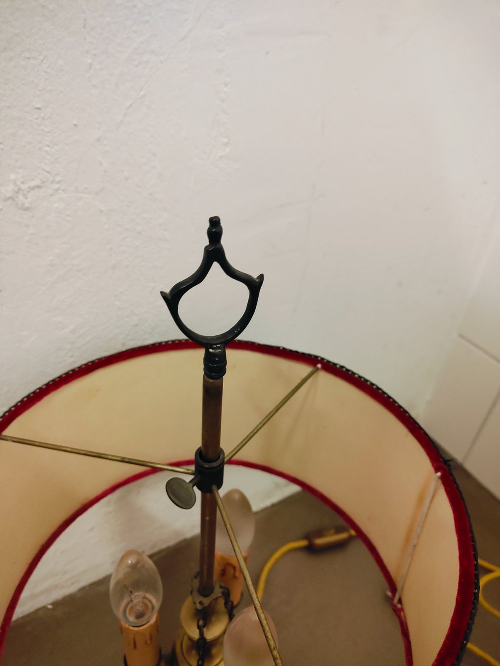 Lampade: Vintage Tischlampe mit rotem Samt-Schirm – Usato da Olten venduto da Mezopotamya 3