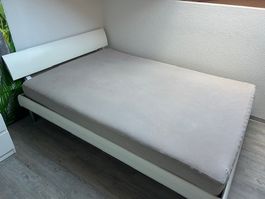 Bett weiss mit Lattenrost und Matratze gebraucht