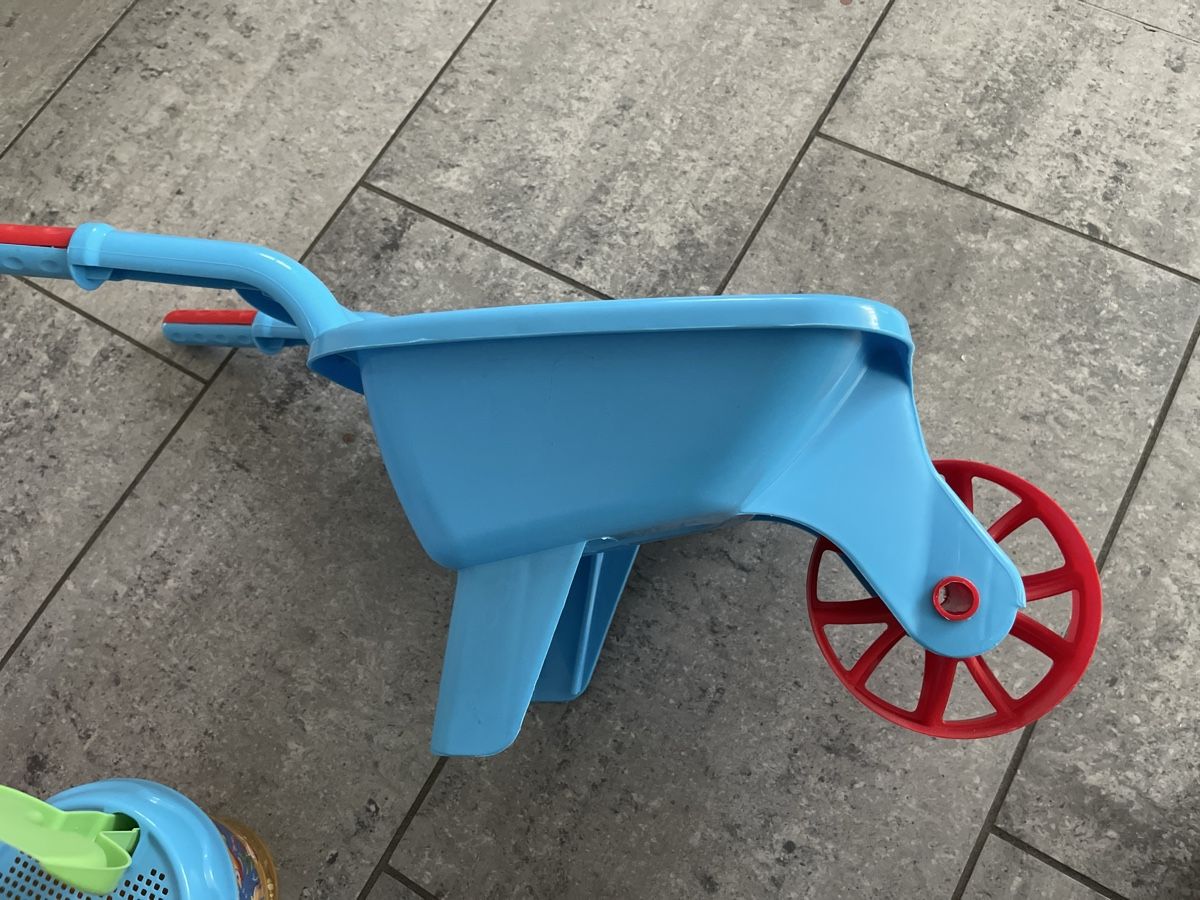 Sabbiera per bambini: Sandspielzeug Kinder Schubkarre Eimer Sieb Schaufel Rechen – Nuovo (secondo la descrizione) da Selzach venduto da Giusi400 1