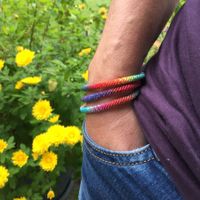 Geflochtenes Armband im Farbverlauf