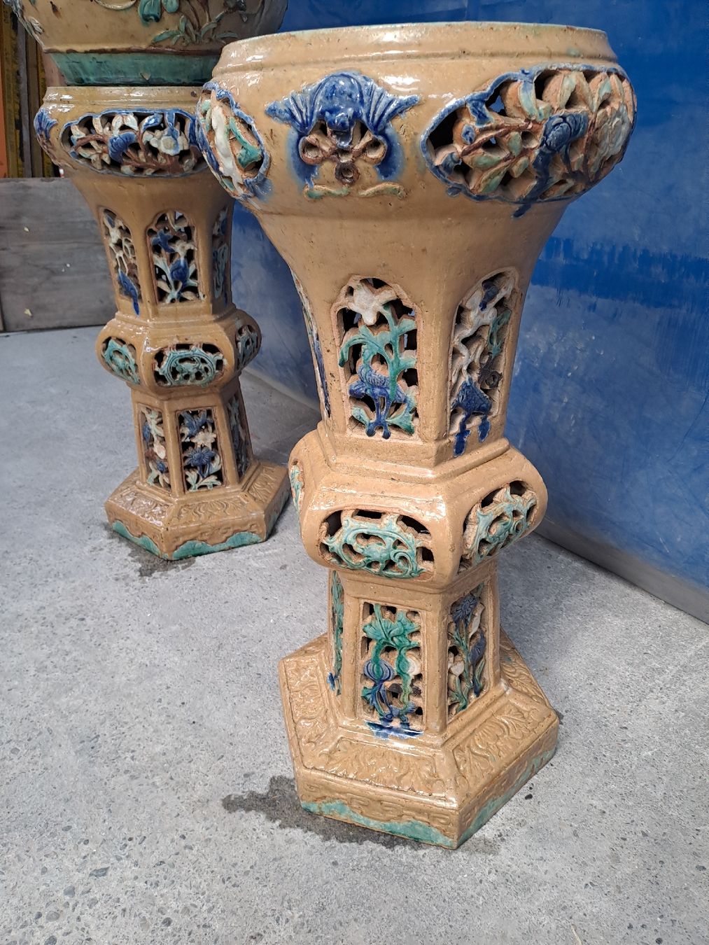 Vasi & Recipienti: 2  Cach-pot sur colonne en grés polichrome – Usato da Fribourg venduto da Cariko 1