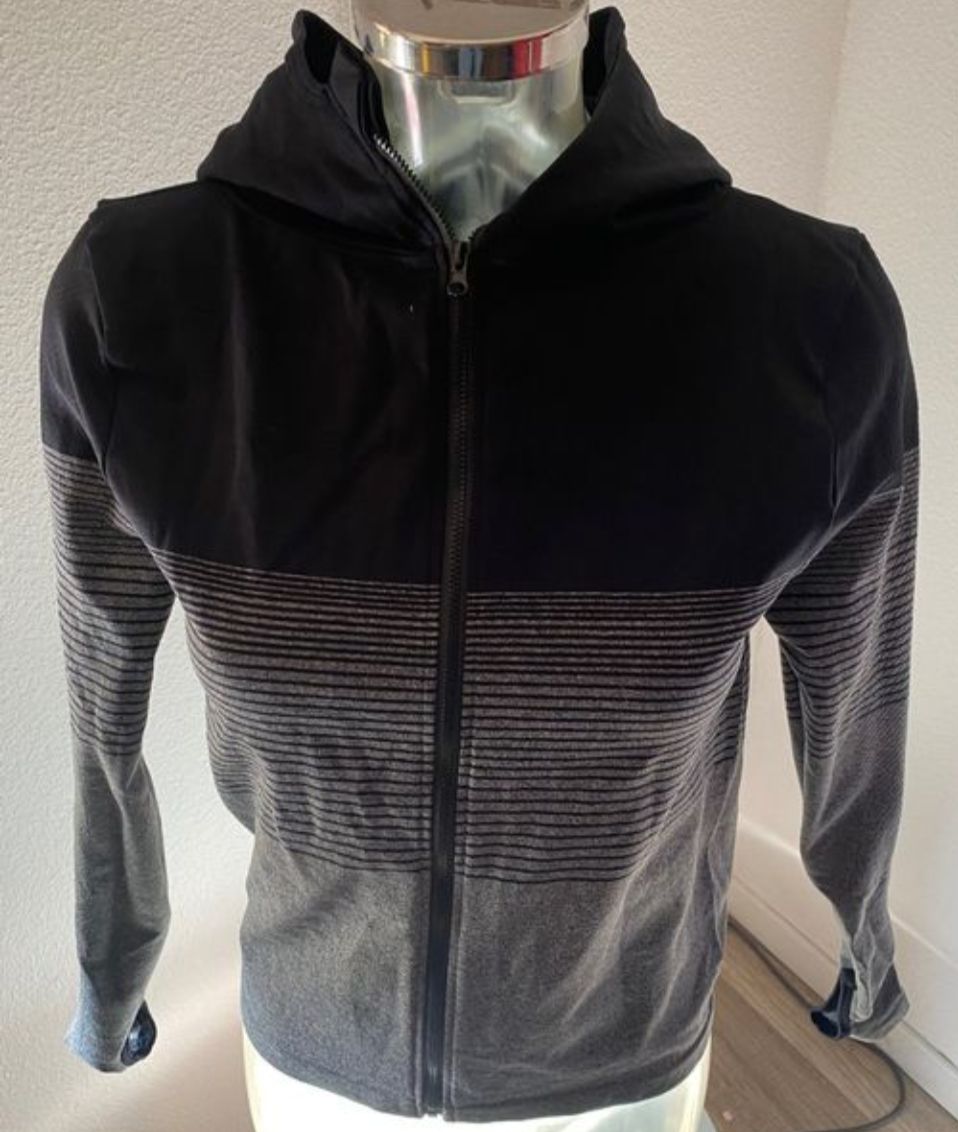 Giacche: Sportlicher Kapuzen-Pullover, Gr. S, schwarz/grau – Nuovo (secondo la descrizione) da Sursee venduto da Aniri 1