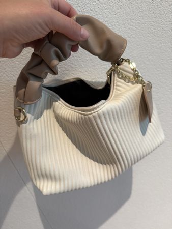 Schicke Handtasche in Creme-Weiss mit goldenen Details ✨