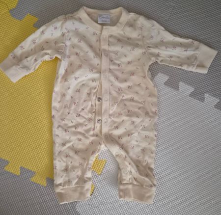 Beiger Baby Pyjama mit rosa Blümchen in Gr. 50/56