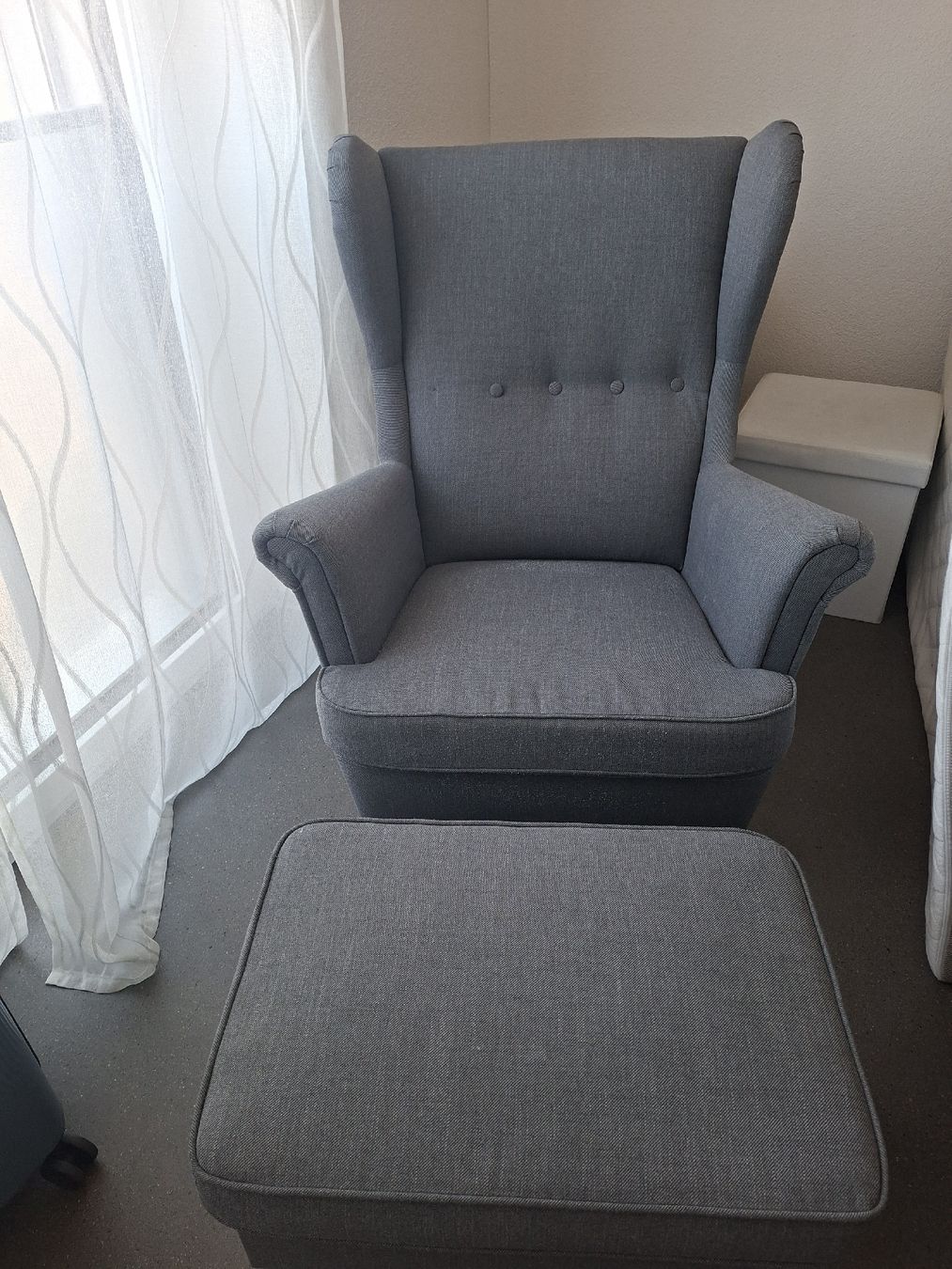 Ikea Fauteuils: Ikea Sessel mit Hocker – D'occasion à Einsiedeln par Amna_163