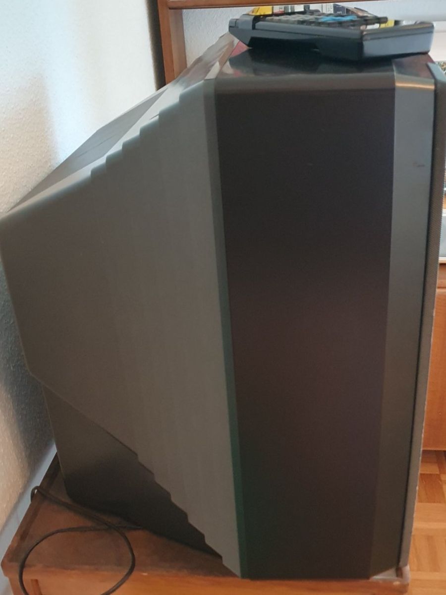 Grundig Fernseher: Röhrenfernseher Grundig defekt – Defekt aus Winterthur von Natascha_1994 1