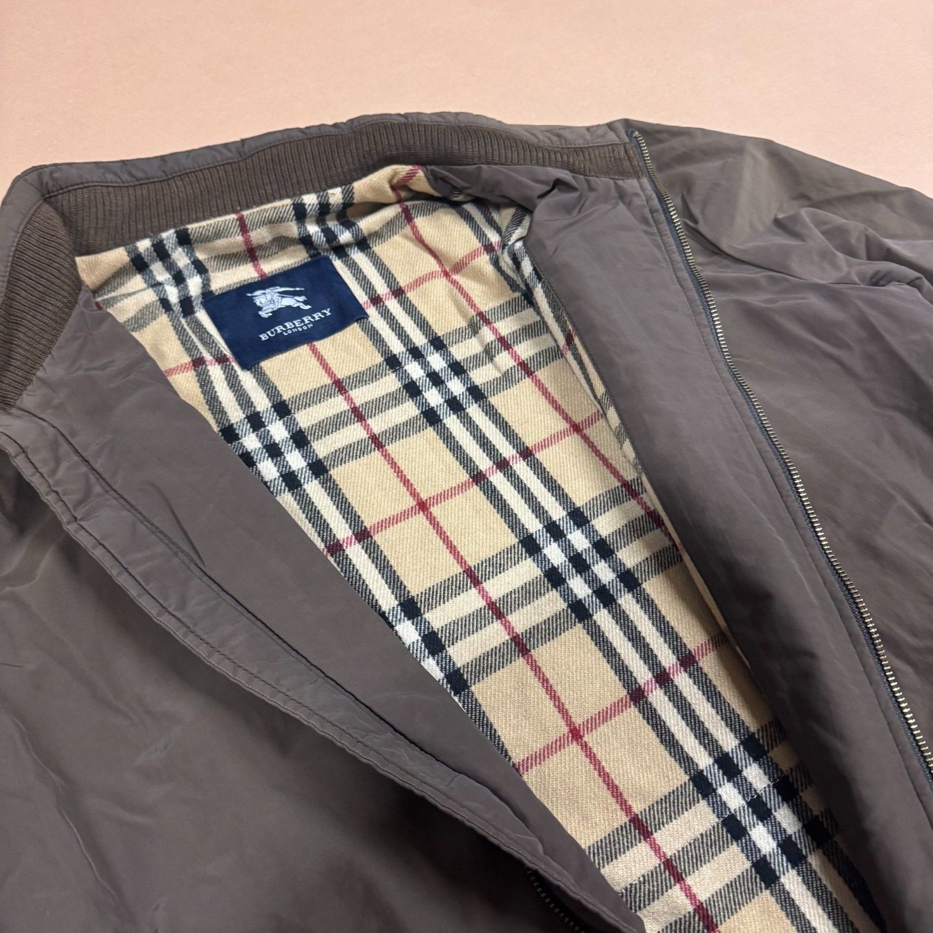 Burberry Giacche: Vintage Burberry brown rain jacket – Usato da St. Gallen venduto da sourced_limited 1