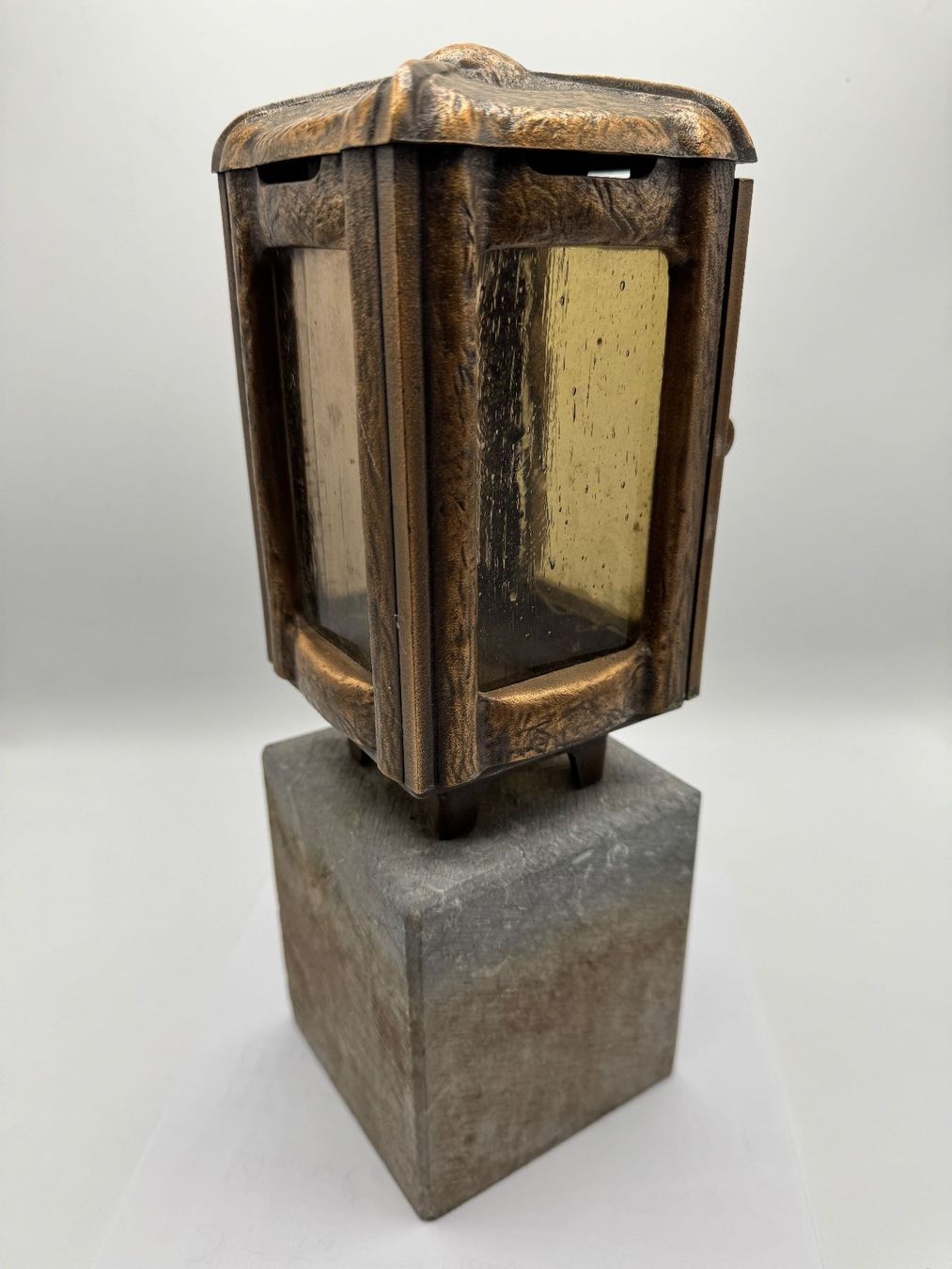 Lanterne: Laterne aus Bronze mit Steinsockel – Usato da Sachseln venduto da BONATI01