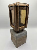 Laterne aus Bronze mit Steinsockel