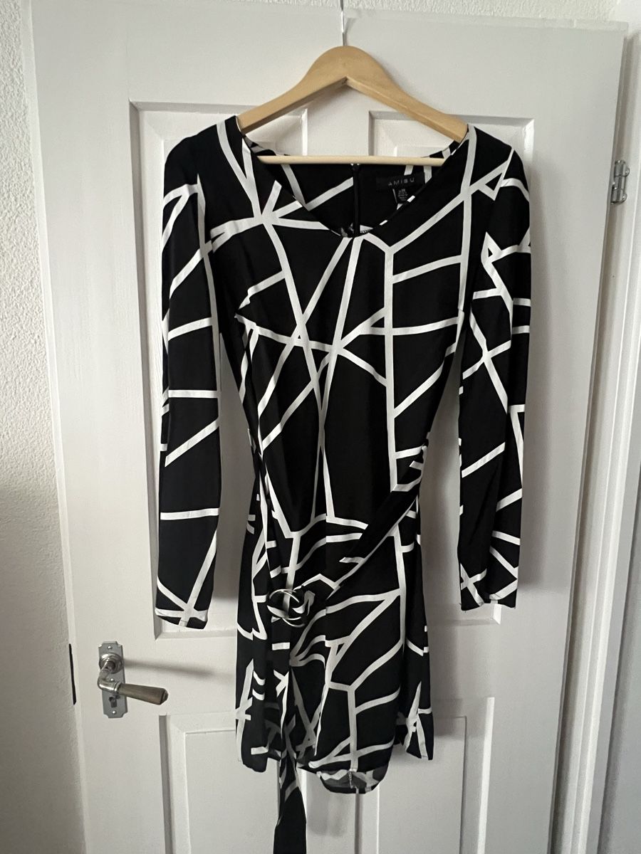Kleider: Tolles Kleid – Neu (gemäss Beschreibung) aus Menziken von Giulietta1
