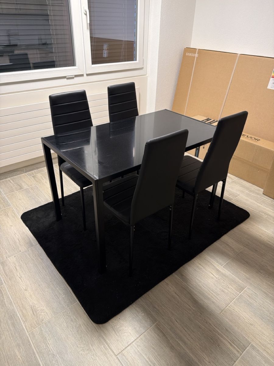 Tables: Esstisch inkl. Teppich – D'occasion à Rorschacherberg par x-ray21