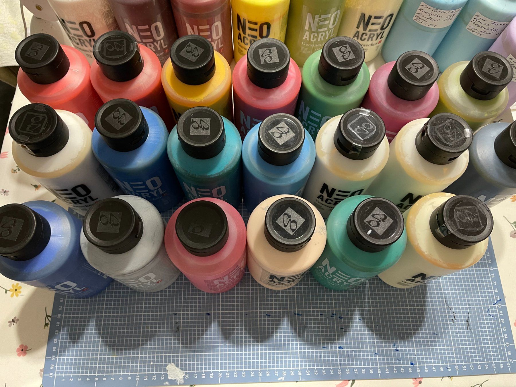 Colori: Ein Posten Neo-Acryl Farbe – Usato da Regensdorf venduto da siro.21 2