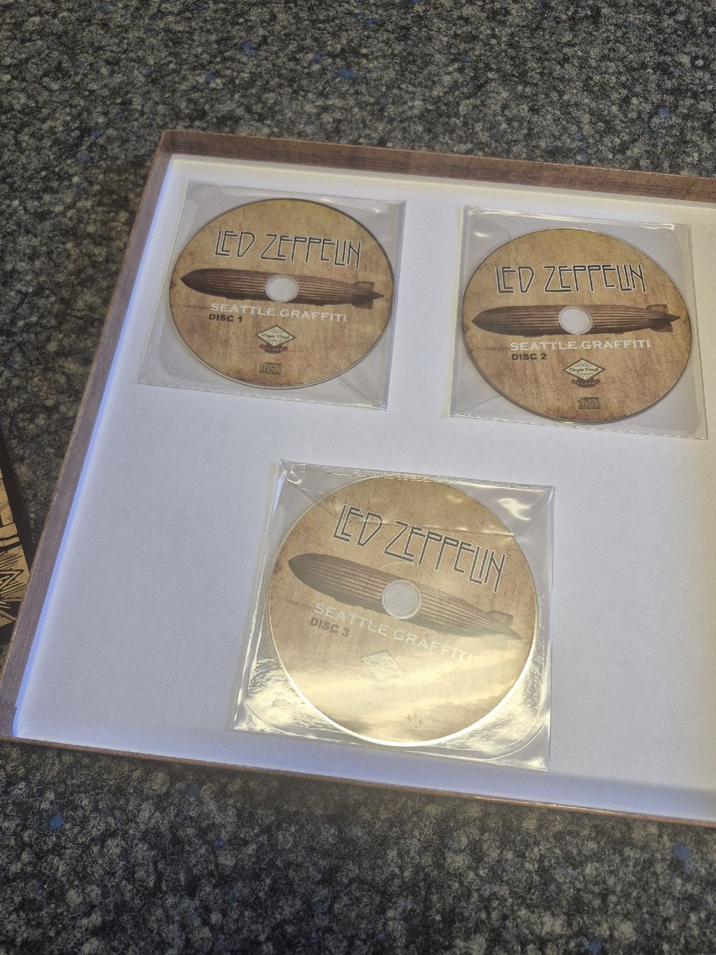 Dischi in vinile: Vinyl Box Led Zeppelin Seattle Graffiti – Nuovo (secondo la descrizione) da Salavaux venduto da 33_Turae_Baern 2