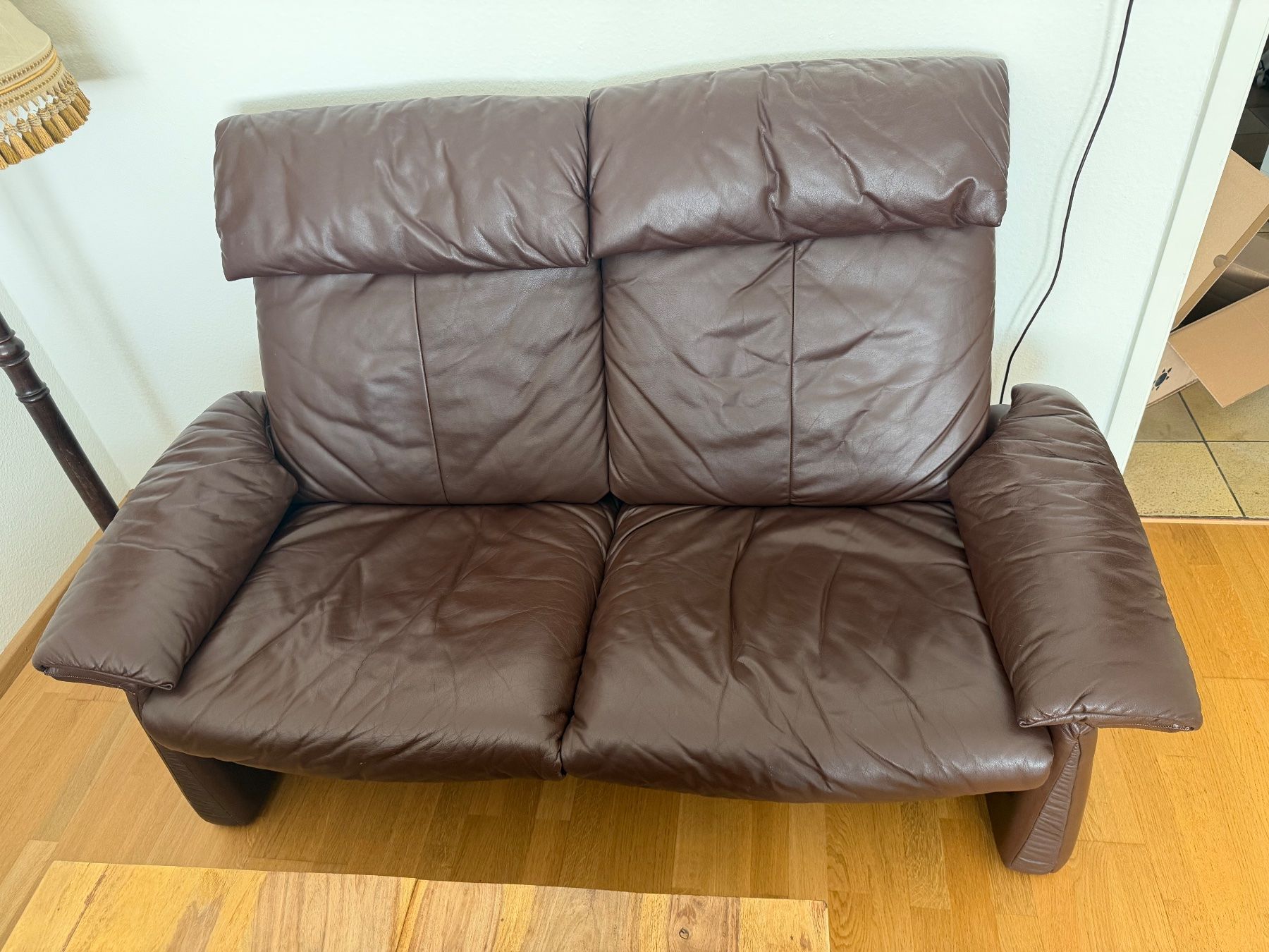 Divani: Wohnzimmer-Set: Echtleder-Sofa (2x2er Relaxfunktion)+Hocker – Usato da Binningen venduto da Tellbier 3