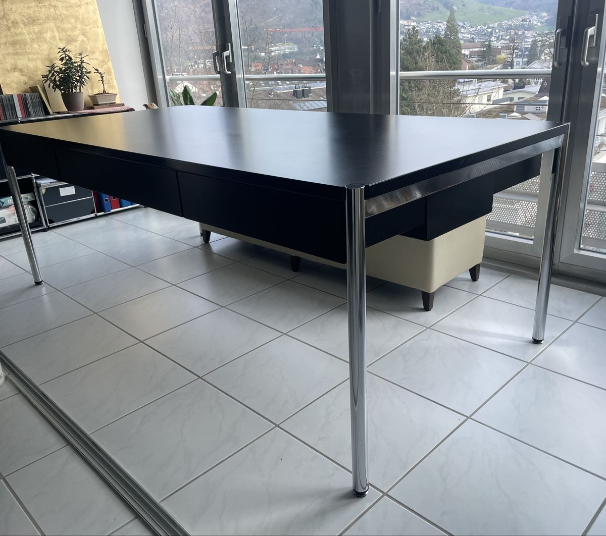 USM Tavoli: USM Arbeits-Esstisch mit 3 Schubladen – Usato da Rigi Kaltbad venduto da sonnenbaum 5