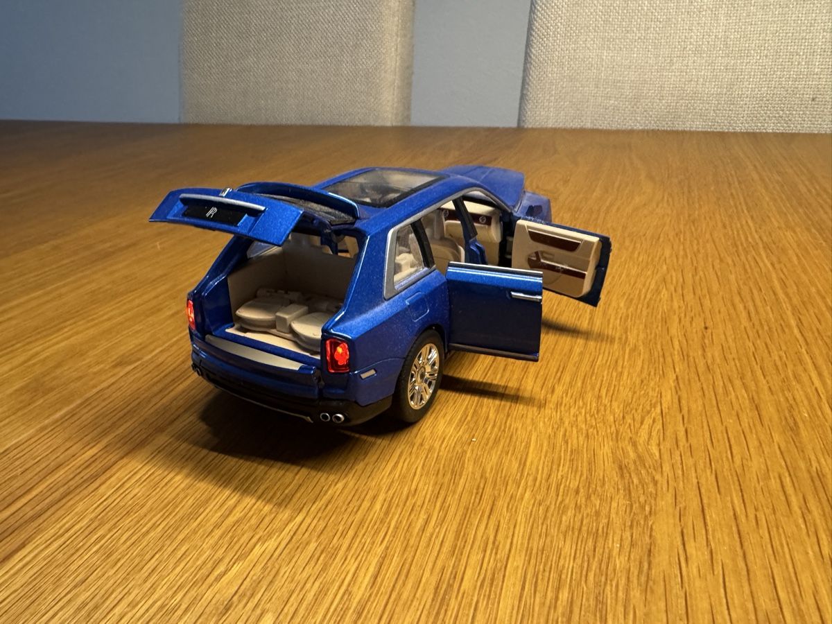 Rolls Royce Modellini d'auto: Rolls-Royce Cullinan Modellauto blau ca. 18 cm lang – Usato da Volketswil venduto da HDT2 3