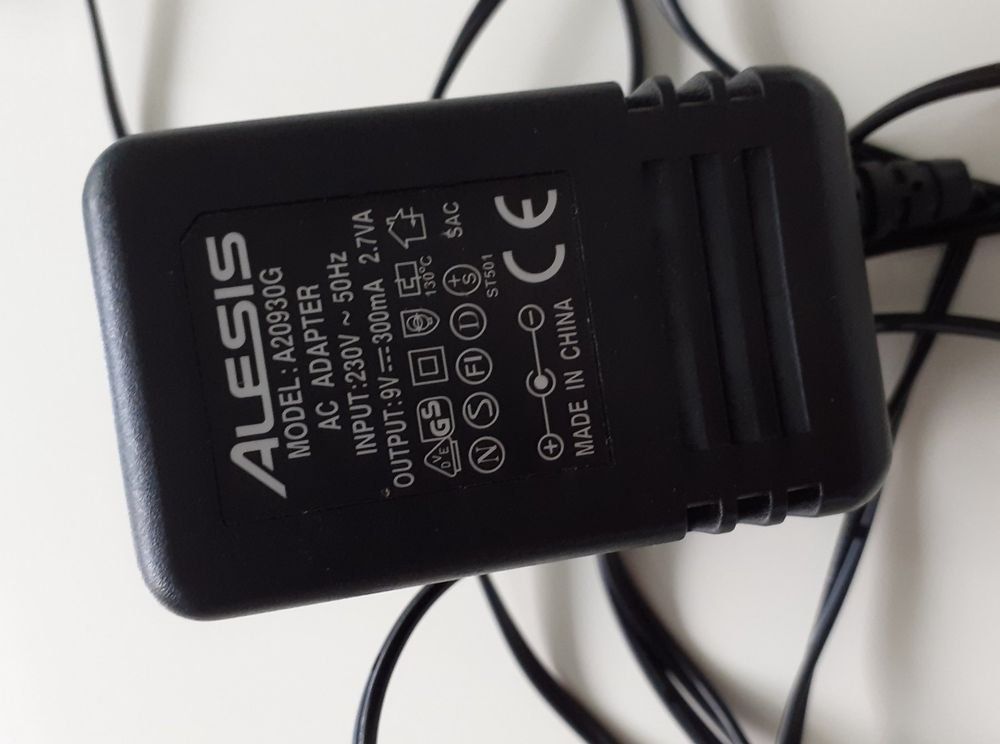 Alesis Strumenti musicali: ALESIS Guitar FX, Bodeneffektgerät – Usato da Winterthur venduto da my_username 6