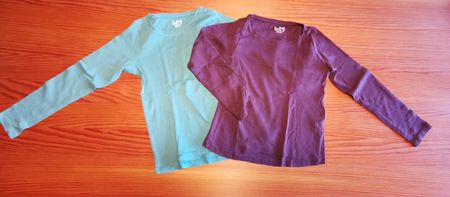 Zwei Langarmshirts (10 ans)