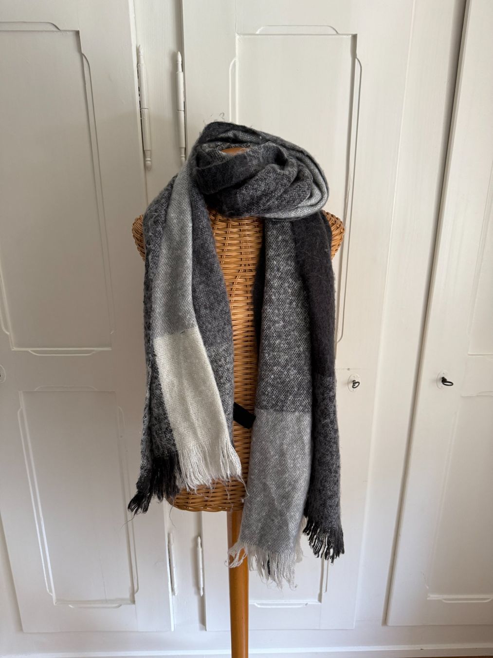 H&M Foulard & Sciarpe: Strickschal schwarz-grau-weiss gross kuschelig – Usato da Zürich venduto da Diazaio
