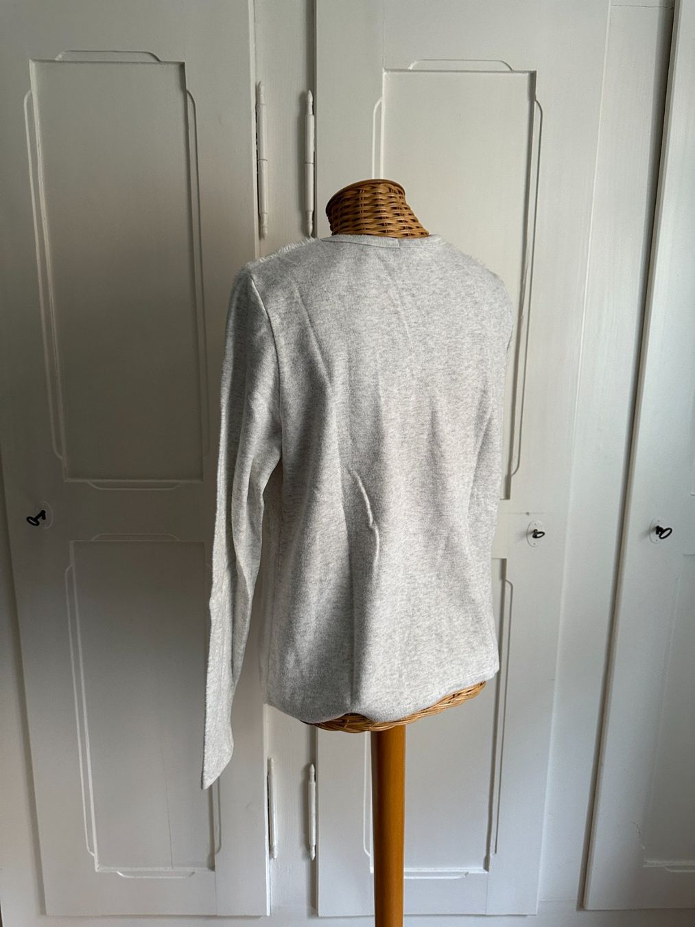 Oysho Pulls & Sweat-shirts: OYSHO - Hasen Plüschpullover weiss-grau M – D'occasion à Zürich par Diazaio 2