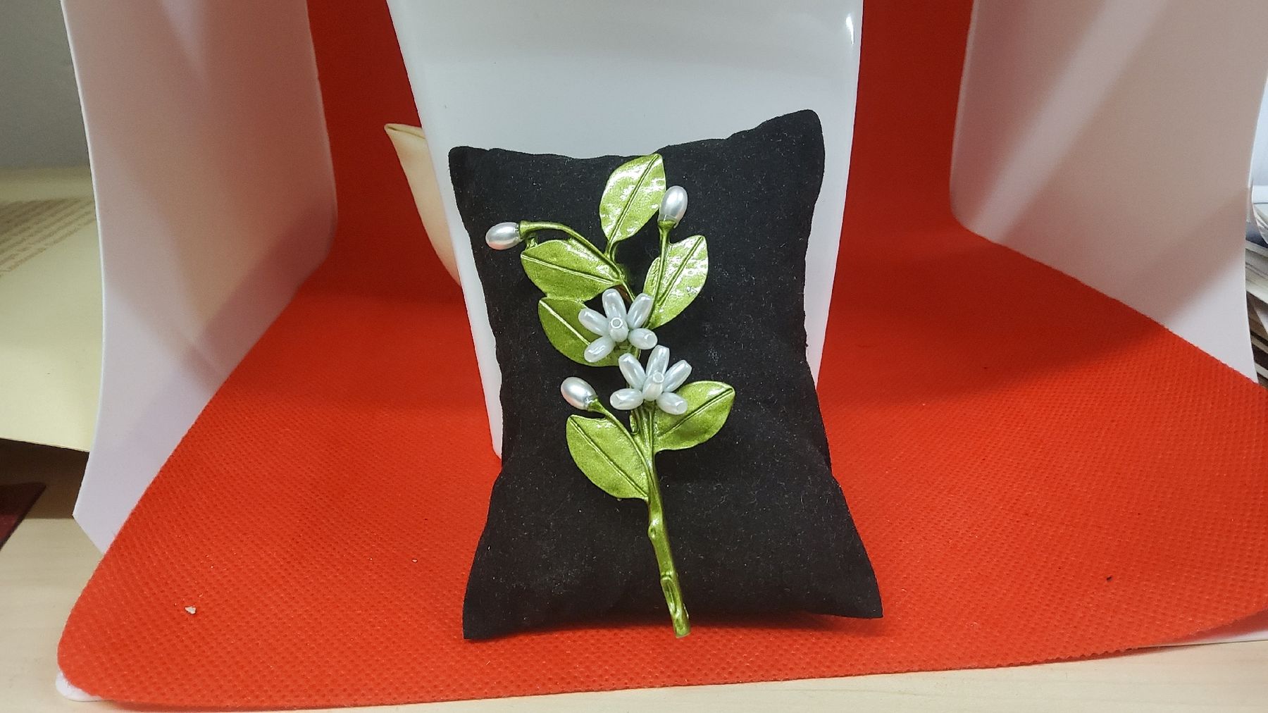 Broschen & Nadeln: Frühlingshafte Brosche mit Blumenmuster, – Neu (gemäss Beschreibung) aus Herisau von Nluanalucas