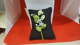 Frühlingshafte Brosche mit Blumenmuster,