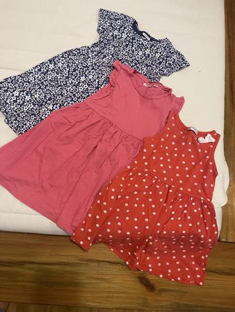 3 Kleider für Chf 3.- Gr. 4-5 Jahre (110)