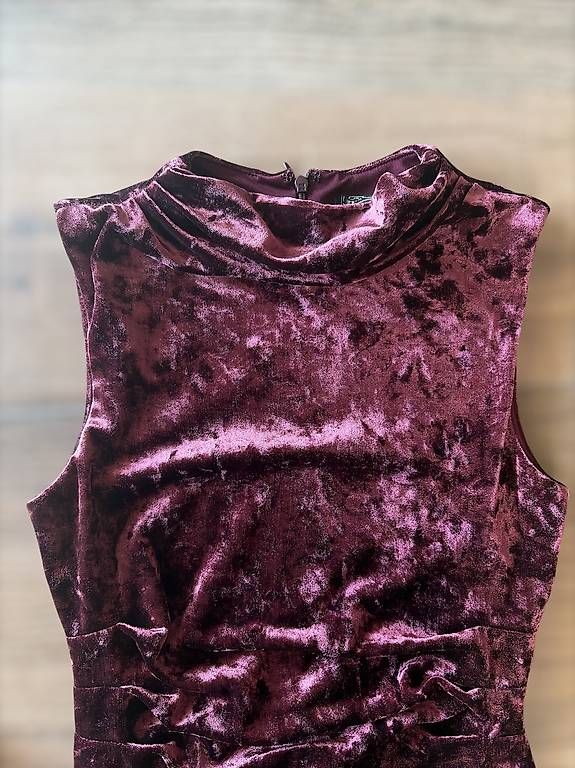 Superdry Kleider: Superdry Samtkleid mit Schlitz | Grösse 36 – Gebraucht aus Thundorf von paglialongamaria 1