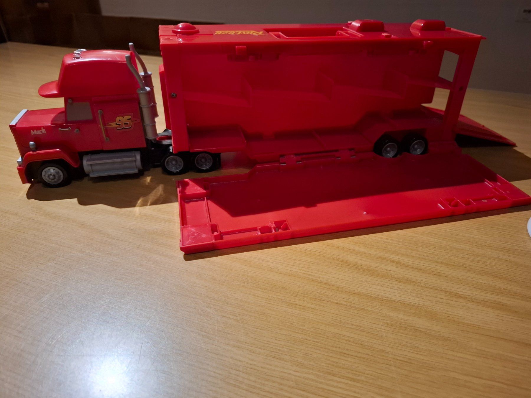Spielzeuge: Lightning McQueen Mack Lastwagen – Gebraucht aus Erstfeld von hasi1987 2