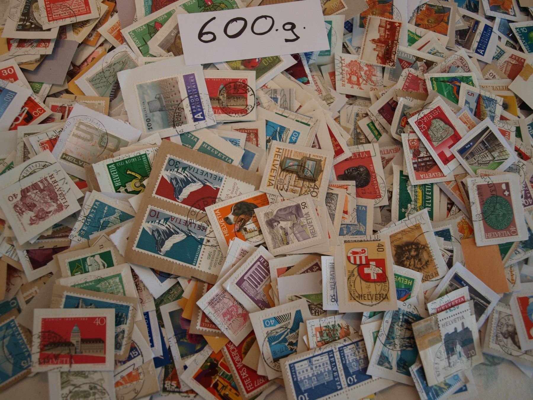 Tutti i francobolli: 600 g Schweizer Briefmarken auf Papier. Gebraucht – Usato da Aarau venduto da Marcele0 6