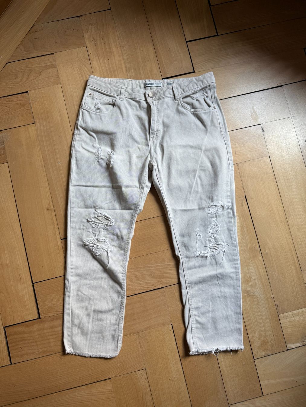 Zara Jeans: ZARA - Destroyed Jeans beige 40 – D'occasion à Zürich par Diazaio