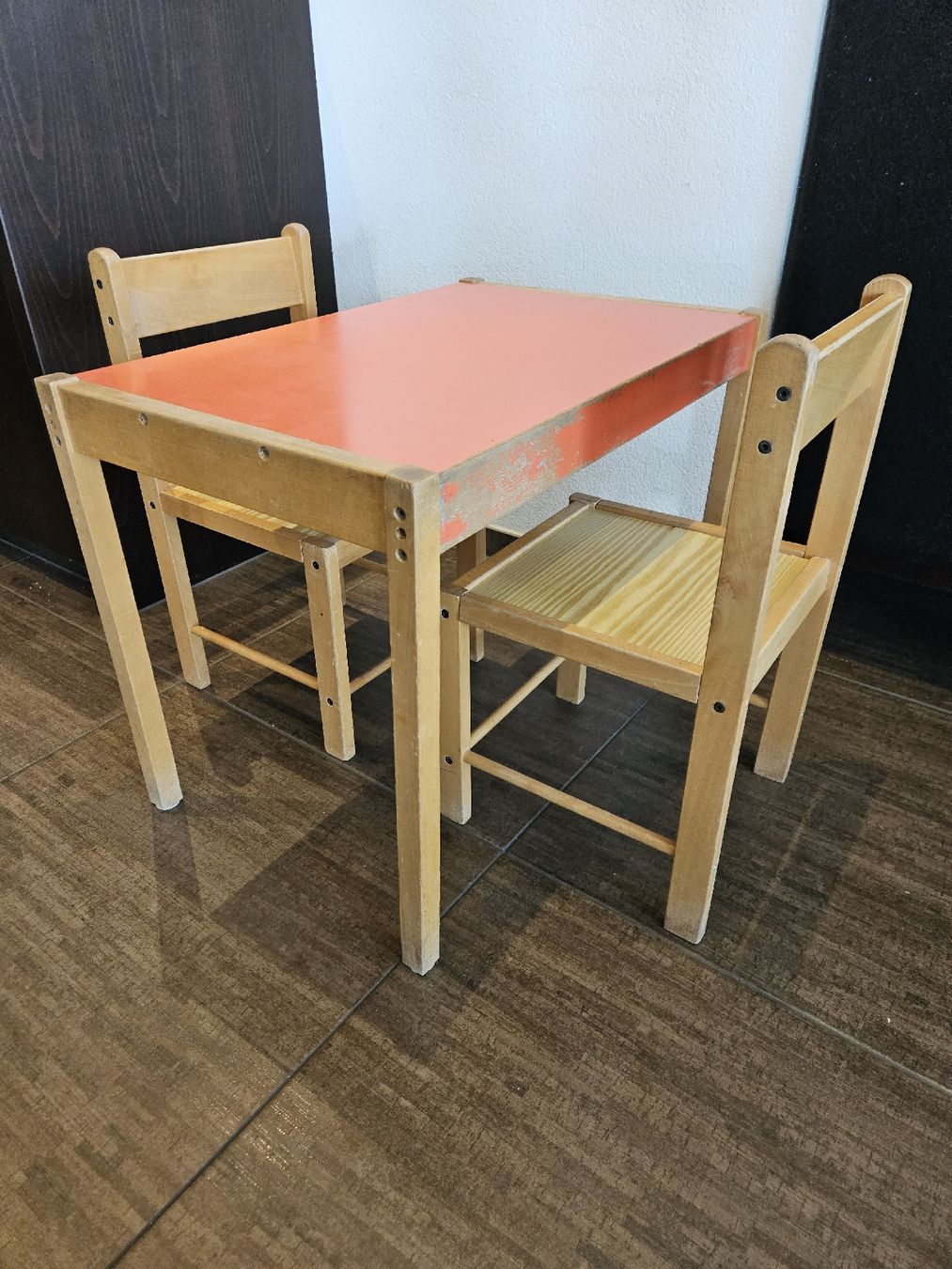 Set di tavolo e panche: Kindertisch mit 2 Kinderstühlen – Usato da Morschach venduto da Hanswi 1