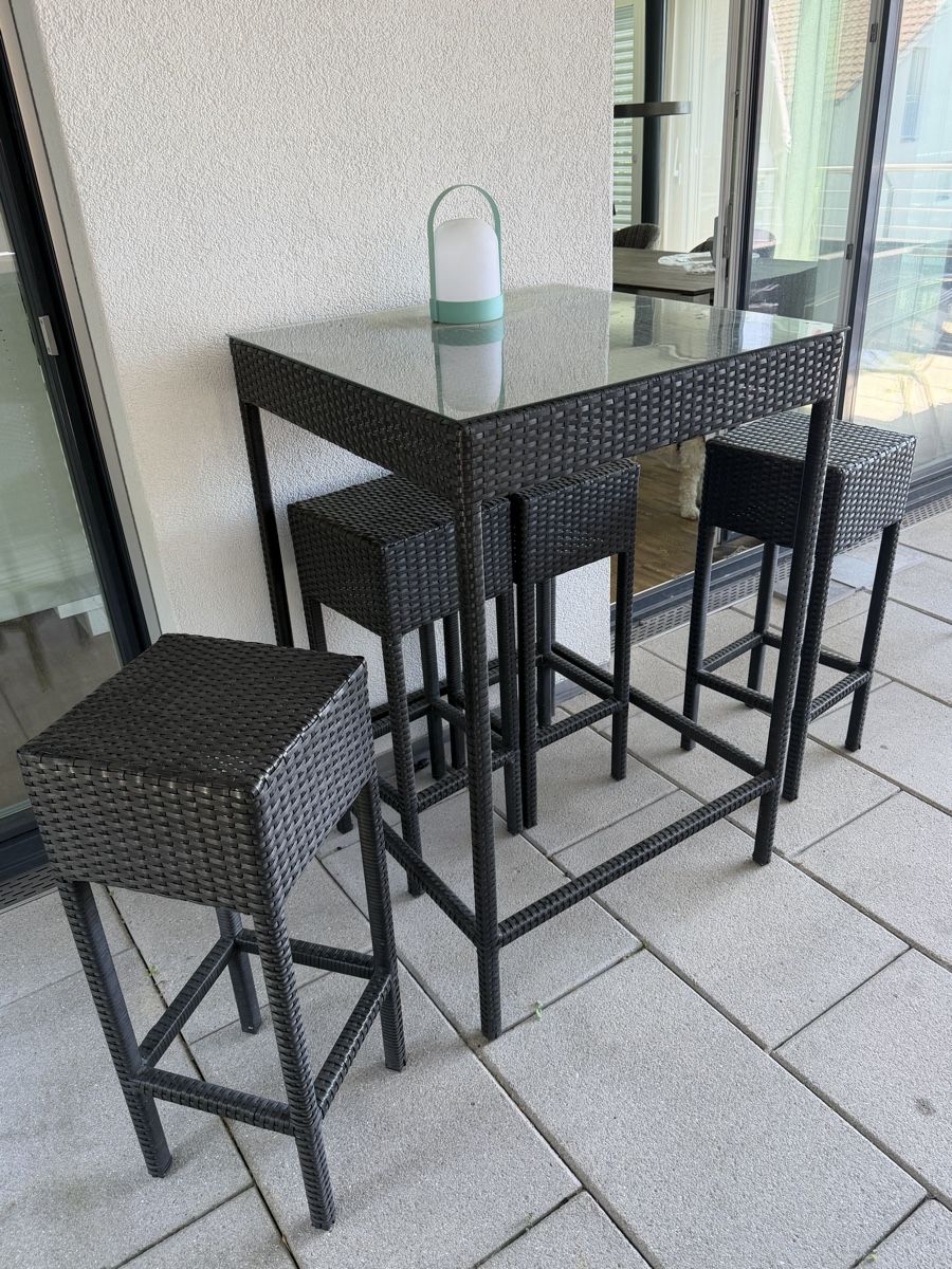 Set di tavolo e panche: Hochtisch mit Hocker Rattan outdoor – Usato da Uetikon am See venduto da Snoopy1961 2