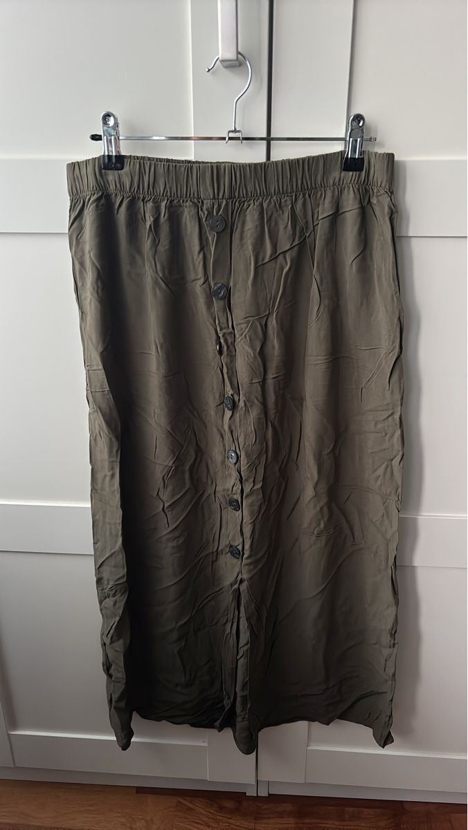 Jupes: Khaki Rock mit Knöpfen, Grösse 40 – Neuf (Voir description) à Nänikon par Caro8989