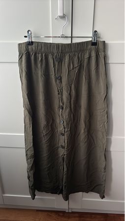 Khaki Rock mit Knöpfen, Grösse 40