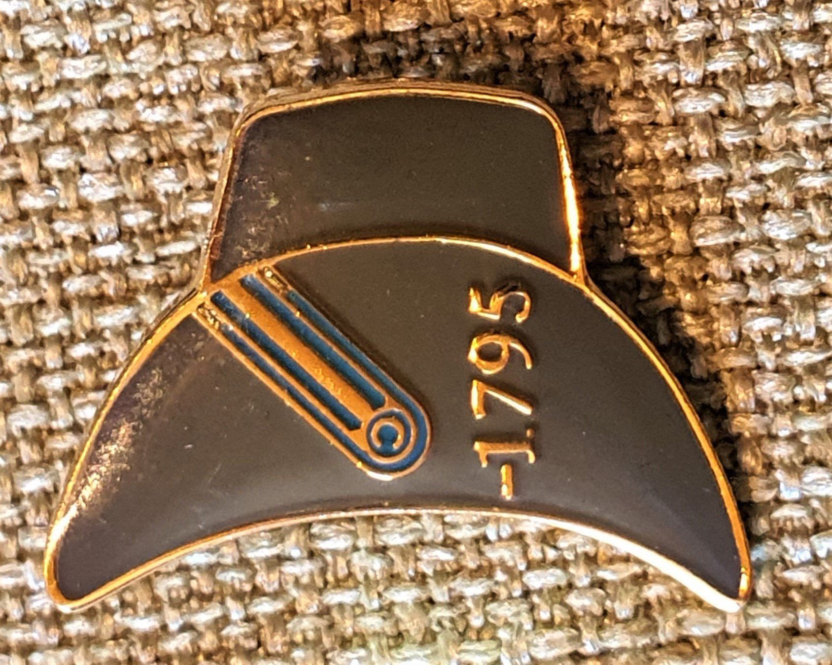 Copricapi, berretti & cappellini: L696 - Pin Basler Polizei Hut - 1795 / Zweispitz – Usato da Reinach BL venduto da Boston-Verkauf