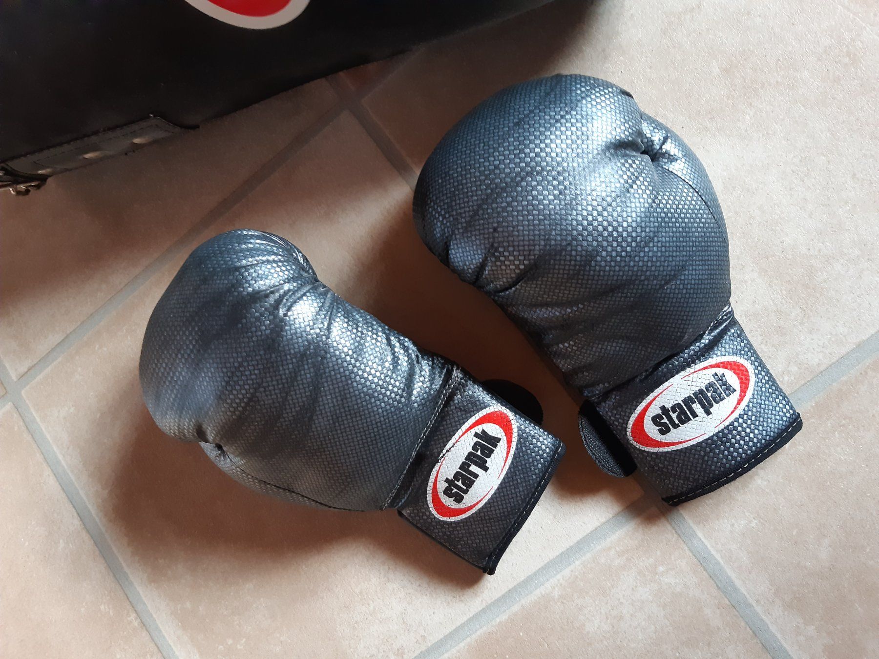 Sacchi da boxe: Boxsack mit Boxhandschuhe – Usato da Seehof venduto da Bozena13 1