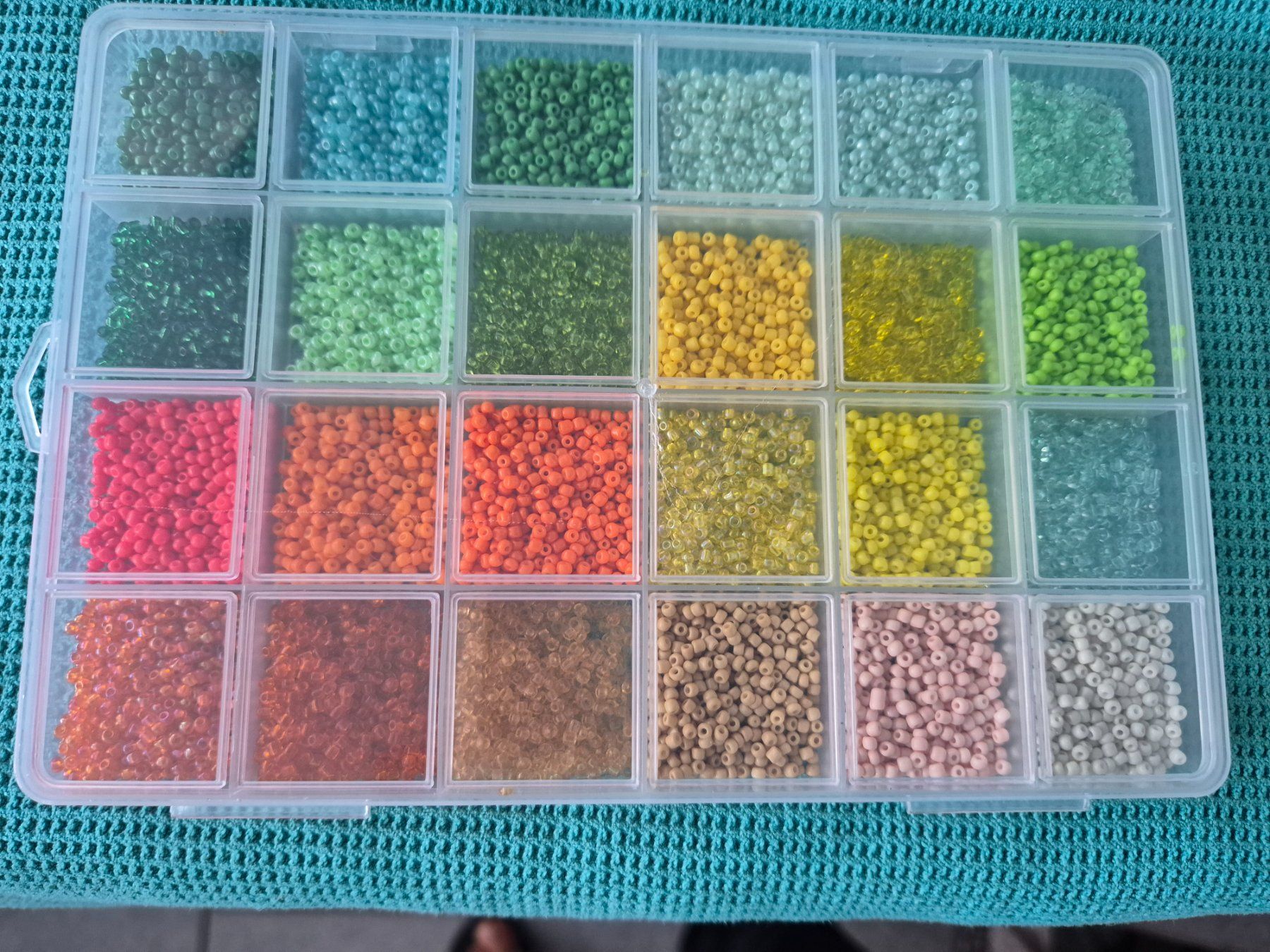 Perlen (unechte): Rocailles Perlen, 24 versch. Farben – Neu und originalverpackt aus Läufelfingen von Netti04