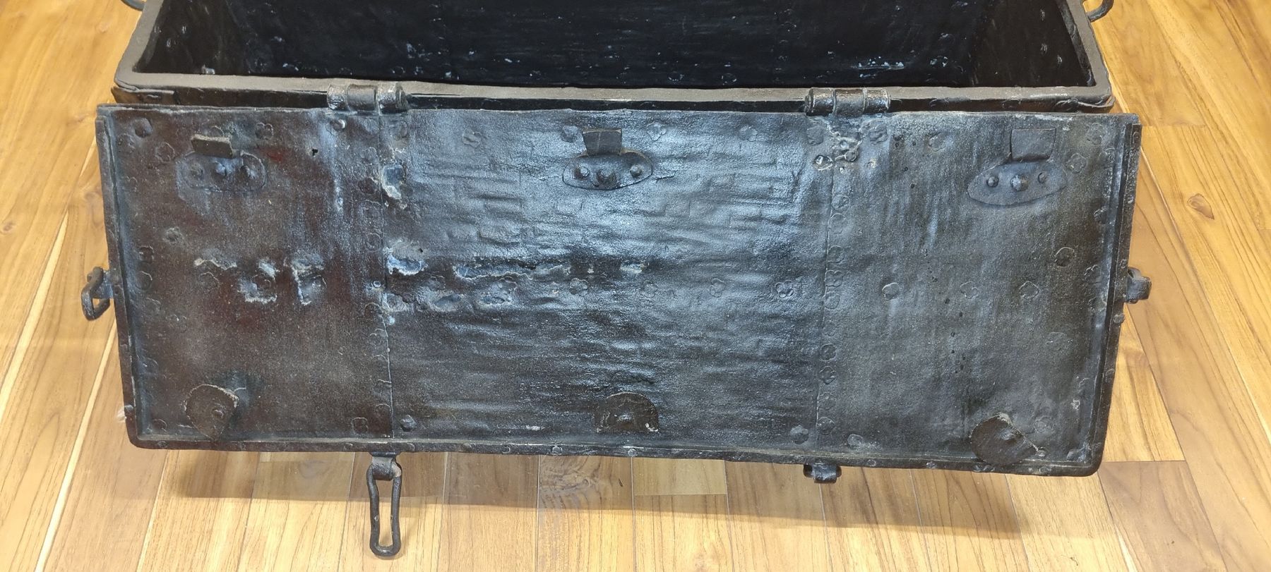 Cassapanche: Antik Soldtruhe ca.1600 Jh. – Usato da Ganterschwil venduto da CHERRYCO-04 4