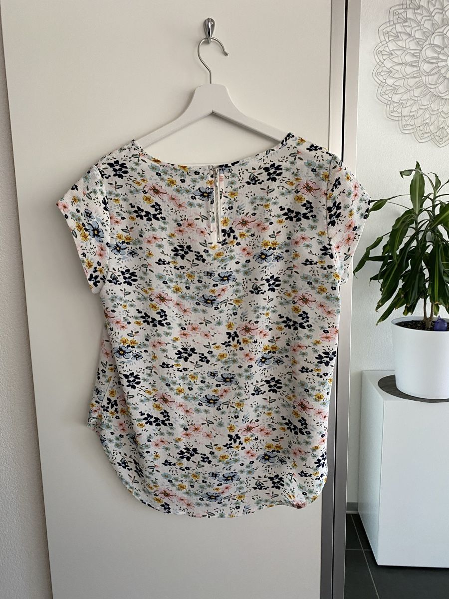 Only Camicette: ONLY Bluse Grösse 40, Blumenmuster, weiss – Usato da Baden venduto da CompraCaro 2