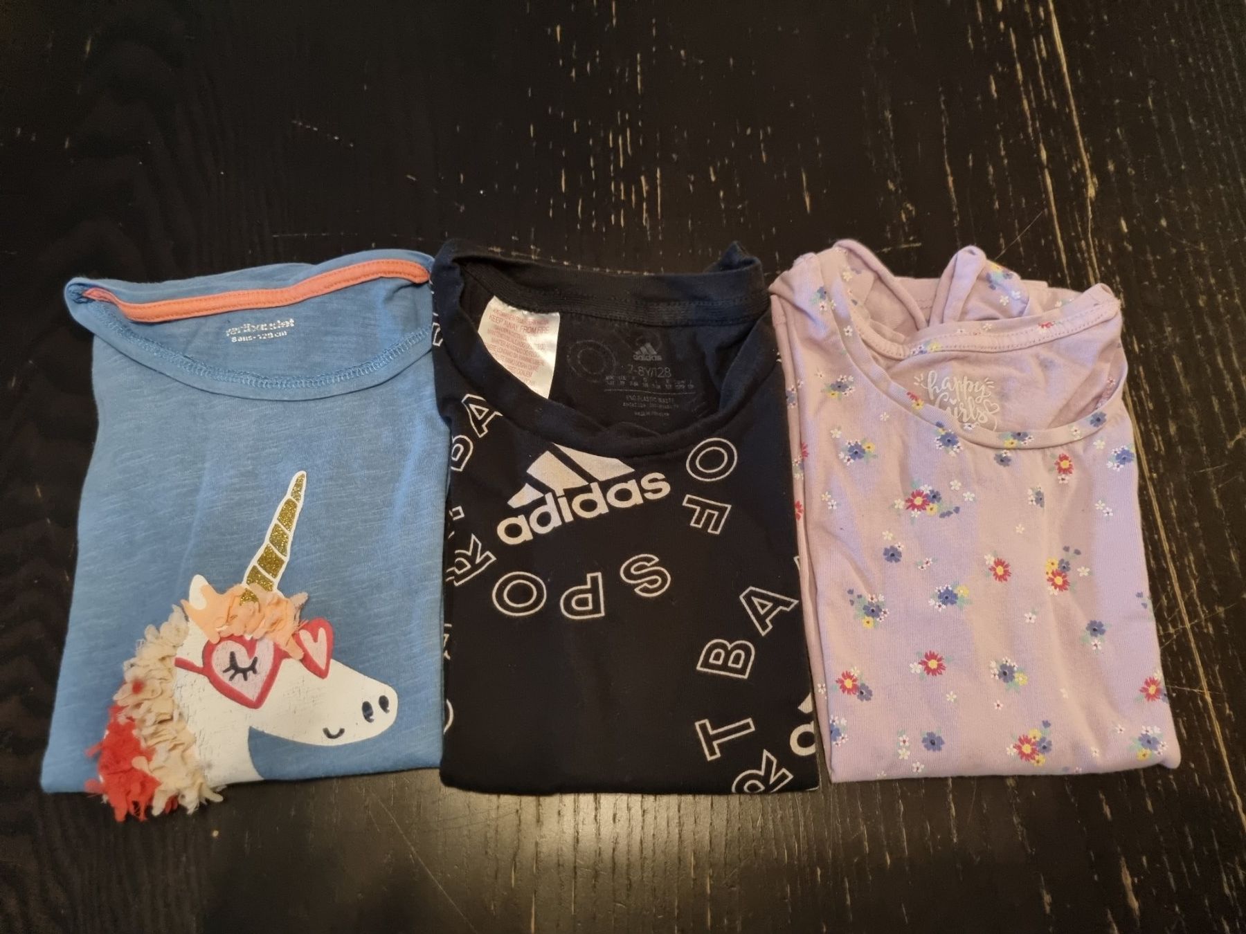 Lotti & Set di vestiti: 3 T-Shirts für Mädchen Gr. 128 – Usato da Kaiseraugst venduto da muggel27